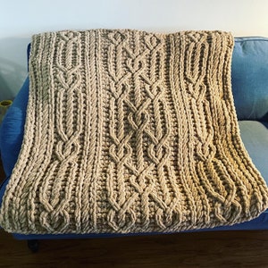 MÖNSTER: Keltisk diamantflätad filt - Loop Yarn Finger Stickning (PDF-nedladdning)