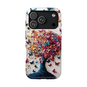 Puede incluir: Una funda blanca para teléfono con un diseño de árbol de mariposas colorido. La copa del árbol está compuesta por numerosas mariposas en tonos rojos, naranjas, amarillos y azules. El tronco es azul oscuro y hay mariposas dispersas.