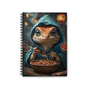Puede incluir: Un lagarto de dibujos animados con una túnica azul con capucha está comiendo fideos con palillos. El lagarto tiene ojos azules brillantes y una expresión feliz. Los fideos están en un tazón de madera.