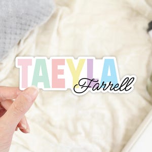 Adesivo personalizzato impermeabile con nome multicolore – Decalcomania in vinile personalizzata per bottiglie, laptop, lunchbox e altro ancora.