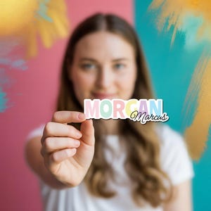 Adesivo de nome personalizado à prova d'água e multicolorido – decalque de vinil personalizado para garrafas, laptops, lancheiras e muito mais