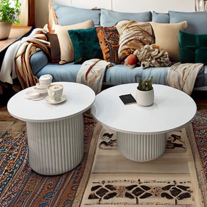 Set aus zwei Couchtischen mit geriffeltem Bein runder Couchtisch runder Couchtisch mit rundem Bein geriffelter Wohnzimmertisch Bild 4