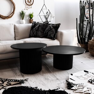 Set aus zwei Couchtischen mit geriffeltem Bein runder Couchtisch runder Couchtisch mit rundem Bein geriffelter Wohnzimmertisch Bild 6