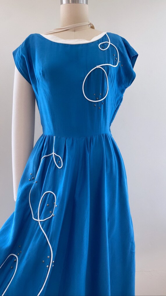 1950s blue appliqué swirl dress - image 2