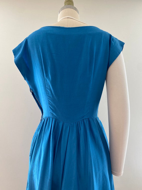 1950s blue appliqué swirl dress - image 5