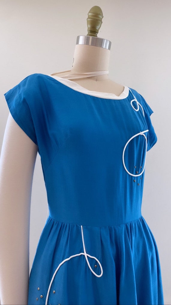 1950s blue appliqué swirl dress - image 3