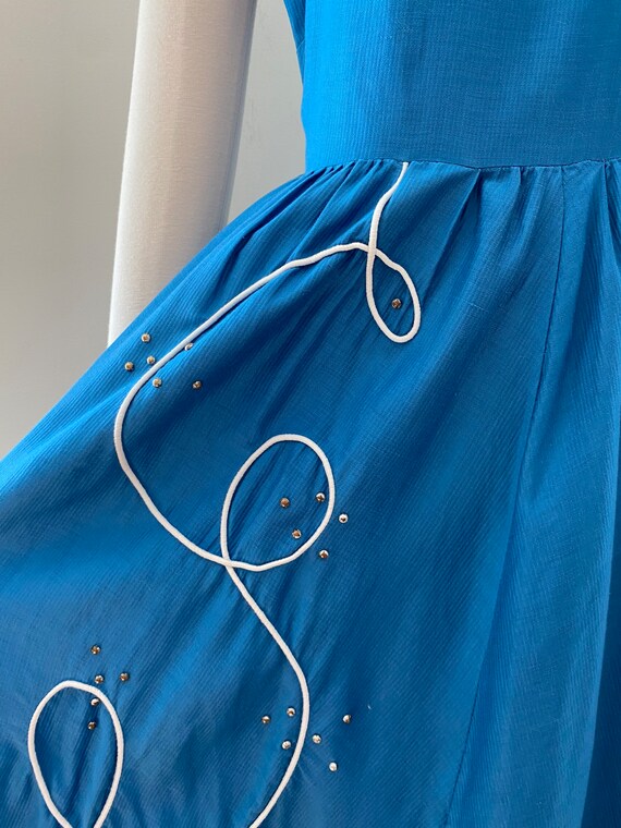 1950s blue appliqué swirl dress - image 7