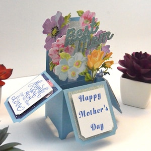 Carte de boîte pop-up bleue personnalisée et personnalisée faite à la main pour la fête des mères.Carte de fête des mères faite à la main. Meilleure carte de maman
