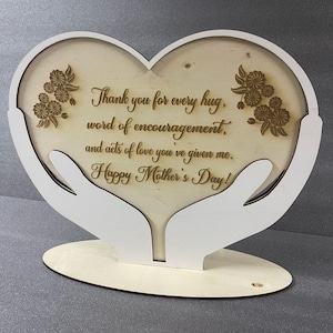Laser geschnitten DXF SVG PDF Dateien Dekoratives Herz mit Stütze Herz Mutter Geschenk Hände Design 3 mm Sperrholz