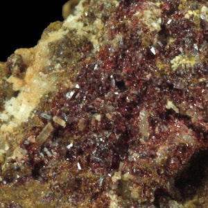 Op de afbeelding: Een witte keramische mok met een zwart handvat en de tekst "But First, Coffee" in een vetgedrukte, zwarte letter. De mok staat tegen een vage achtergrond, wat een gezellige setting suggereert.