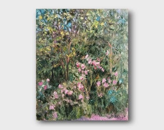 Puede incluir: Pintura al óleo de una escena de jardín con exuberante vegetación y flores rosas. La obra de arte presenta un estilo impresionista texturizado con pinceladas visibles. La pintura captura un paisaje exterior sereno con árboles y plantas.