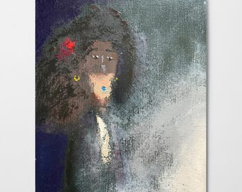 Puede incluir: Una pintura de una persona con cabello oscuro y una flor roja en el cabello. La persona lleva una camisa blanca y una chaqueta oscura. El fondo es de color azul oscuro y verde.