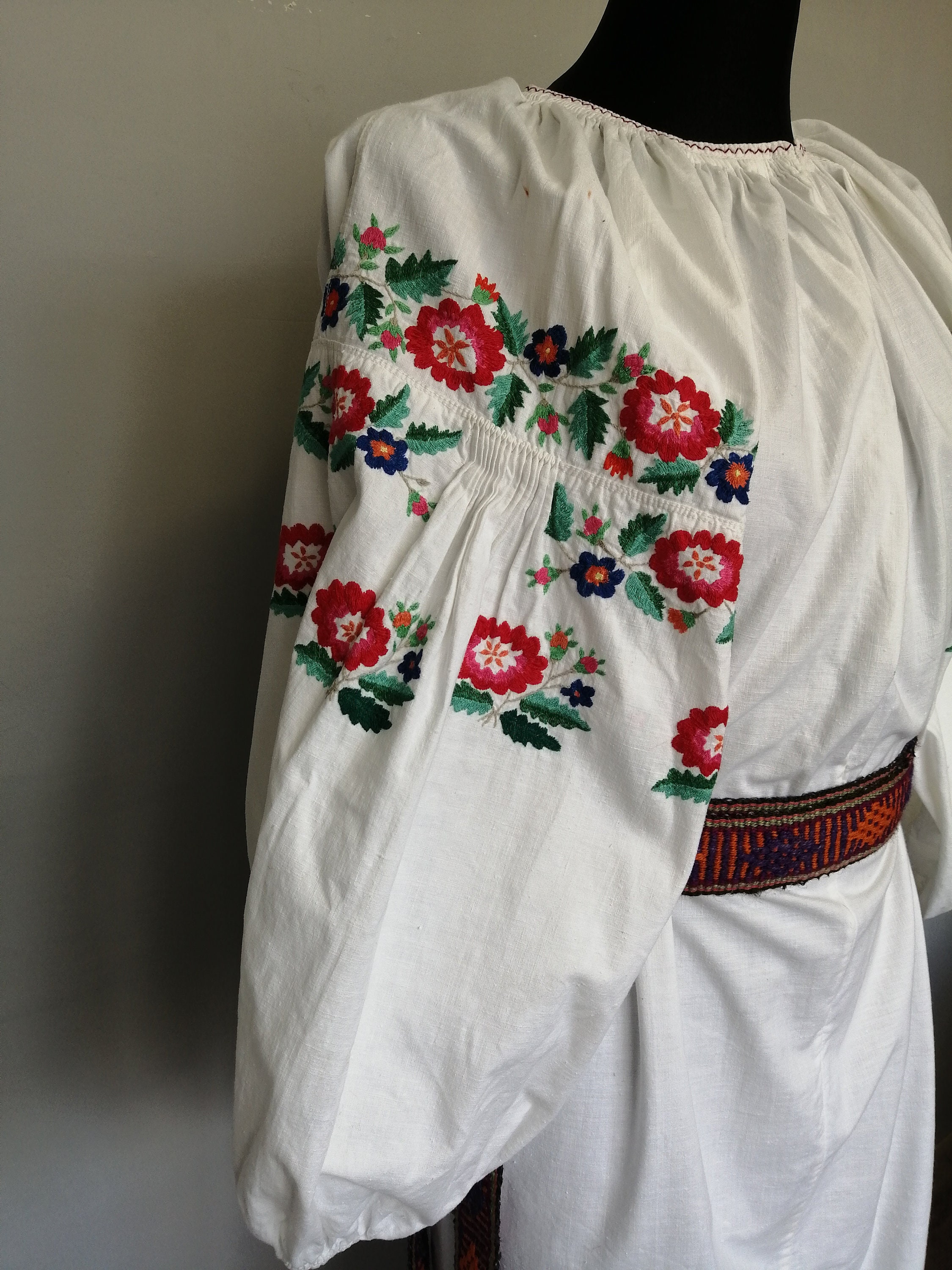 ウクライナ　刺繍本 UKRAINIAN EMBROIDERY Ukrainian embroidery: Johanna Luciow: 9780442244651: Amazon