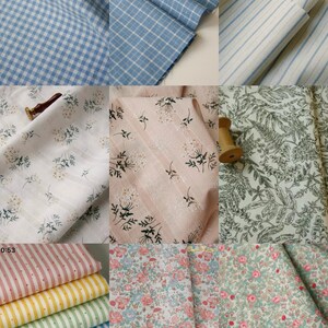K&ouml;nnte beinhalten: Auswahl an Stoffmustern mit verschiedenen Mustern und Farben. Enth&auml;lt blaues Vichy, Streifen, Blumenmuster und botanische Designs. Einige Stoffe haben Holzspulen. Ideal zum N&auml;hen, Quilten oder f&uuml;r Bastelprojekte.