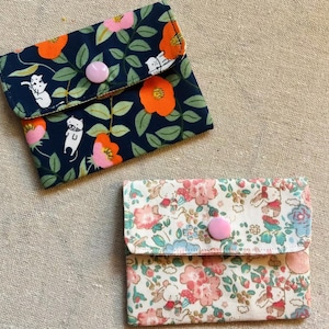 Tarjetero con diseño floral: Estampado de conejo, gato y rosa