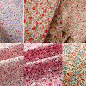 K&ouml;nnte beinhalten: Eine Collage von Stoffmustern mit Blumenmustern in verschiedenen Farben. Die Stoffe weisen kleine, sich wiederholende Blumenmuster in Rosa, Rot, Blau und Gr&uuml;n auf hellem oder wei&szlig;em Hintergrund auf. Die Stoffe sind gefaltet und geschichtet.