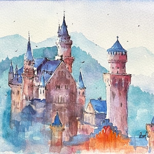 K&ouml;nnte beinhalten: Aquarellmalerei eines M&auml;rchenschlosses mit mehreren T&uuml;rmen vor dem Hintergrund von nebelverhangenen Bergen. Das Schloss ist in Rosa-, Blau- und Graut&ouml;nen gemalt, mit einem Hauch von Orange im Vordergrund.