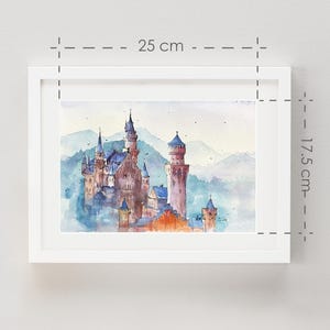 K&ouml;nnte beinhalten: Ein Aquarellbild eines M&auml;rchenschlosses mit mehreren T&uuml;rmen, vor dem Hintergrund eines nebeligen Waldes. Das Schloss ist in Rosa-, Blau- und Graut&ouml;nen gemalt, mit einem Hauch von Gr&uuml;n f&uuml;r die B&auml;ume. Das Bild ist in einem wei&szlig;en Rahmen gerahmt, der 17,5 cm x 25 cm misst.
