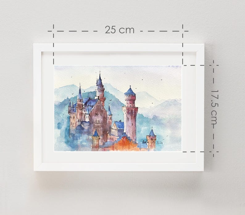 K&ouml;nnte beinhalten: Ein Aquarellbild eines M&auml;rchenschlosses mit mehreren T&uuml;rmen, vor dem Hintergrund eines nebeligen Waldes. Das Schloss ist in Rosa-, Blau- und Graut&ouml;nen gemalt, mit einem Hauch von Gr&uuml;n f&uuml;r die B&auml;ume. Das Bild ist in einem wei&szlig;en Rahmen gerahmt, der 17,5 cm x 25 cm misst.