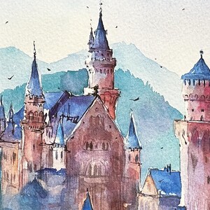 K&ouml;nnte beinhalten: Aquarellmalerei einer m&auml;rchenhaften Burg mit mehreren T&uuml;rmen vor dem Hintergrund von Bergen und blauem Himmel. Die Burg ist in Rosa-, Blau- und Graut&ouml;nen gemalt.