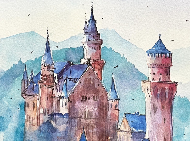 K&ouml;nnte beinhalten: Aquarellmalerei einer m&auml;rchenhaften Burg mit mehreren T&uuml;rmen vor dem Hintergrund von Bergen und blauem Himmel. Die Burg ist in Rosa-, Blau- und Graut&ouml;nen gemalt.