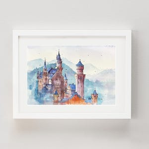 K&ouml;nnte beinhalten: Aquarellmalerei einer m&auml;rchenhaften Burg mit mehreren T&uuml;rmen vor einem nebeligen Hintergrund. Die Burg ist in Rosa-, Blau- und Graut&ouml;nen gemalt, mit einem Hauch von Gr&uuml;n f&uuml;r die umliegende Vegetation.