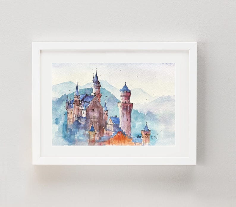 K&ouml;nnte beinhalten: Aquarellmalerei einer m&auml;rchenhaften Burg mit mehreren T&uuml;rmen vor einem nebeligen Hintergrund. Die Burg ist in Rosa-, Blau- und Graut&ouml;nen gemalt, mit einem Hauch von Gr&uuml;n f&uuml;r die umliegende Vegetation.