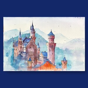 K&ouml;nnte beinhalten: Aquarellmalerei eines M&auml;rchenschlosses mit mehreren T&uuml;rmen vor dem Hintergrund von nebelverhangenen Bergen. Das Schloss ist in Rosa-, Blau- und Graut&ouml;nen gemalt, mit einem Hauch von Orange am Fu&szlig;e. Das Gem&auml;lde ist unten rechts mit "Zsofia Orsi 2024" signiert.