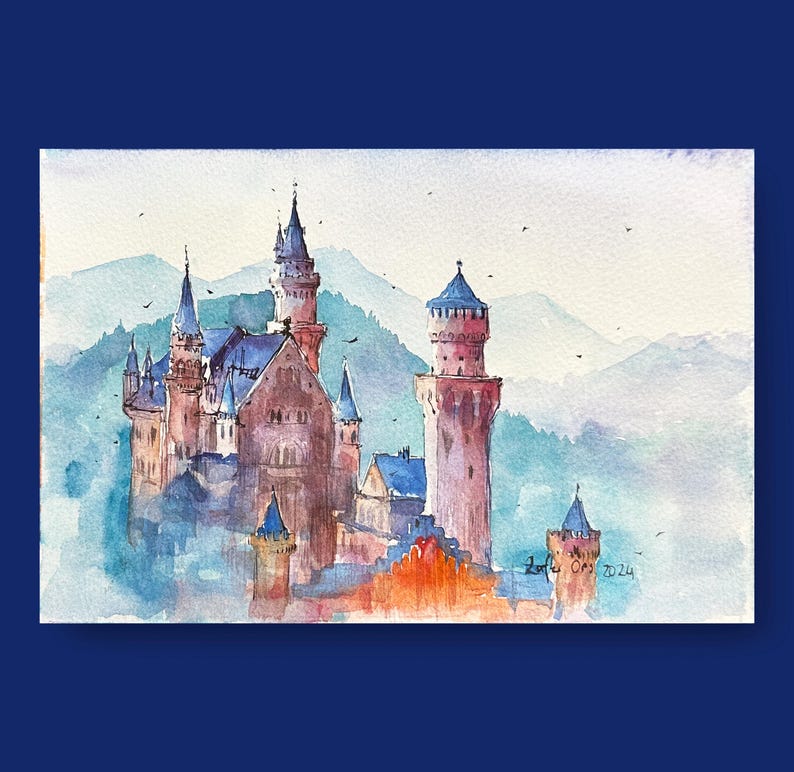 K&ouml;nnte beinhalten: Aquarellmalerei eines M&auml;rchenschlosses mit mehreren T&uuml;rmen vor dem Hintergrund von nebelverhangenen Bergen. Das Schloss ist in Rosa-, Blau- und Graut&ouml;nen gemalt, mit einem Hauch von Orange am Fu&szlig;e. Das Gem&auml;lde ist unten rechts mit "Zsofia Orsi 2024" signiert.
