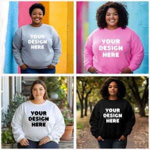 Puede incluir: Cuatro modelos que llevan sudaderas de diferentes colores con el texto "YOUR DESIGN HERE" impreso en la parte delantera. Las sudaderas est&aacute;n disponibles en gris, rosa, blanco y negro.