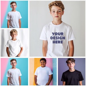 K&ouml;nnte beinhalten: F&uuml;nf Jungen tragen wei&szlig;e T-Shirts. Ein Junge tr&auml;gt ein wei&szlig;es T-Shirt mit dem Text "YOUR DESIGN HERE" in Blau. Die Jungen stehen vor verschiedenen farbigen Hintergr&uuml;nden.