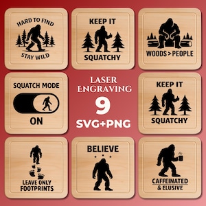 Op de afbeelding: Negen vierkante houten onderzetters met lasergegraveerde Bigfoot-ontwerpen. Elke onderzetter heeft een andere afbeelding met tekst als "Hard to Find, Stay Wild" en "Caffeinated & Elusive". De set bevat SVG- en PNG-bestanden.