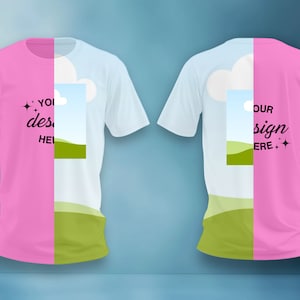 K&ouml;nnte beinhalten: Ein pinkfarbenes und hellblaues T-Shirt-Mockup mit einer wei&szlig;en Wolke und gr&uuml;nen H&uuml;geln. Der Text "Your design here" befindet sich auf der rechten Seite des Shirts.