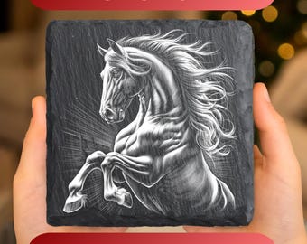 Puede incluir: Un posavasos cuadrado de pizarra negra con un grabado láser detallado de un caballo encabritado. El caballo está representado en blanco, con melena y cola fluidas. El texto "1 PNG FOR SLATE" y "LASER ENGRAVING DESIGN" se muestra en la imagen.