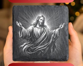 Könnte beinhalten: Ein quadratischer Schieferuntersetzer mit einer Lasergravur von Jesus Christus mit ausgestreckten Armen. Das Bild ist in Schwarzweiß gehalten, mit Lichtstrahlen, die von hinter der Figur ausgehen. Der Text oben lautet "1 PNG FOR SLATE" und unten "LASER ENGRAVING DESIGN".
