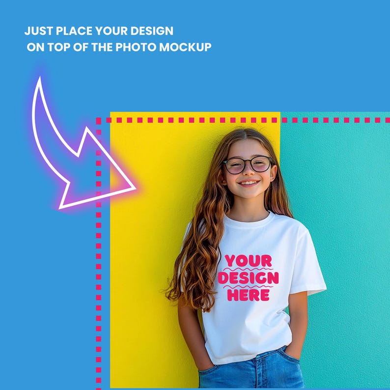 K&ouml;nnte beinhalten: Eine junge Person tr&auml;gt ein wei&szlig;es T-Shirt mit dem Text "YOUR DESIGN HERE" in rosa Buchstaben. Die Person steht vor einer gelben und t&uuml;rkisfarbenen Wand.
