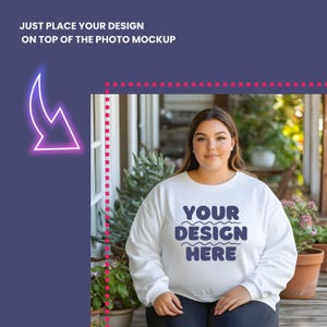 Puede incluir: Sudadera blanca con el texto "YOUR DESIGN HERE" en letras azul marino. La sudadera la lleva puesta una persona sentada en un porche.