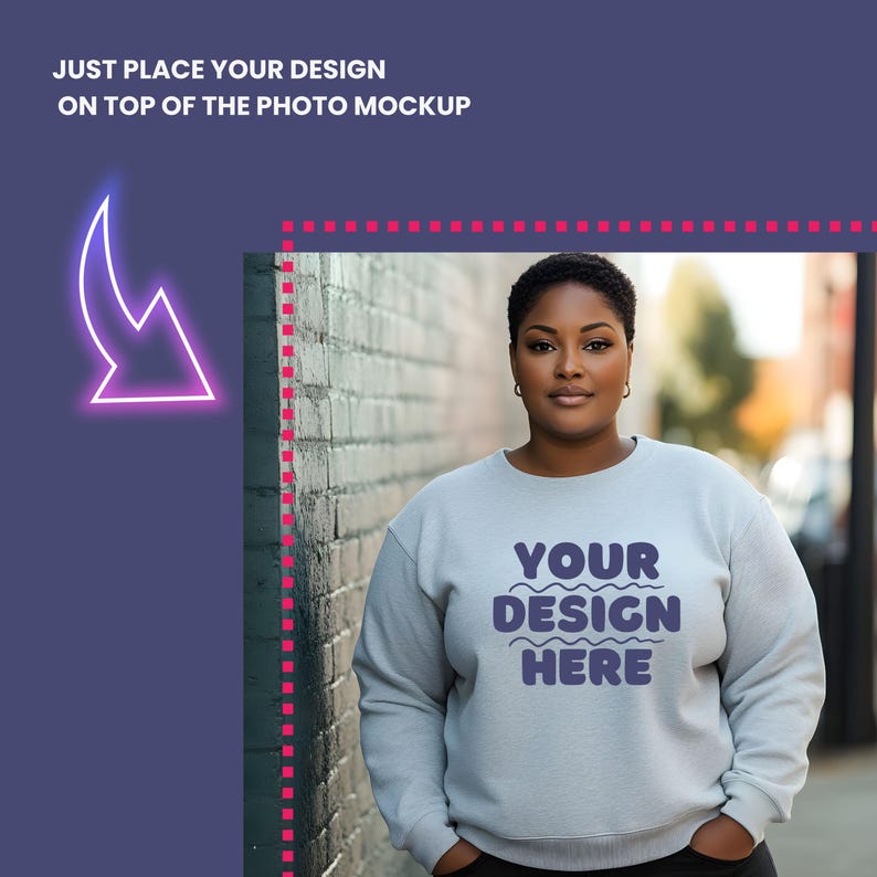 Puede incluir: Una sudadera gris con el texto "YOUR DESIGN HERE" en fuente azul. La sudadera la lleva puesta una persona de pie frente a una pared de ladrillo.