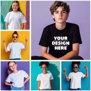 K&ouml;nnte beinhalten: F&uuml;nf Personen tragen wei&szlig;e T-Shirts, einige mit dem Text "YOUR DESIGN HERE". Die Personen stehen vor verschiedenen farbigen Hintergr&uuml;nden.
