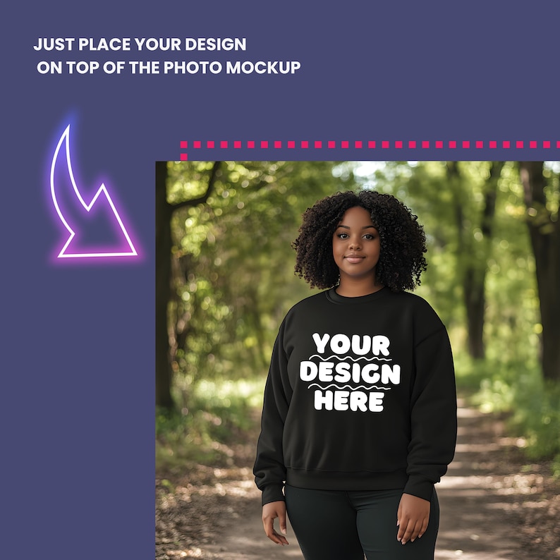 Puede incluir: Una sudadera negra con el texto "YOUR DESIGN HERE" en blanco. La sudadera la lleva puesta una persona con el pelo rizado en un entorno de bosque.