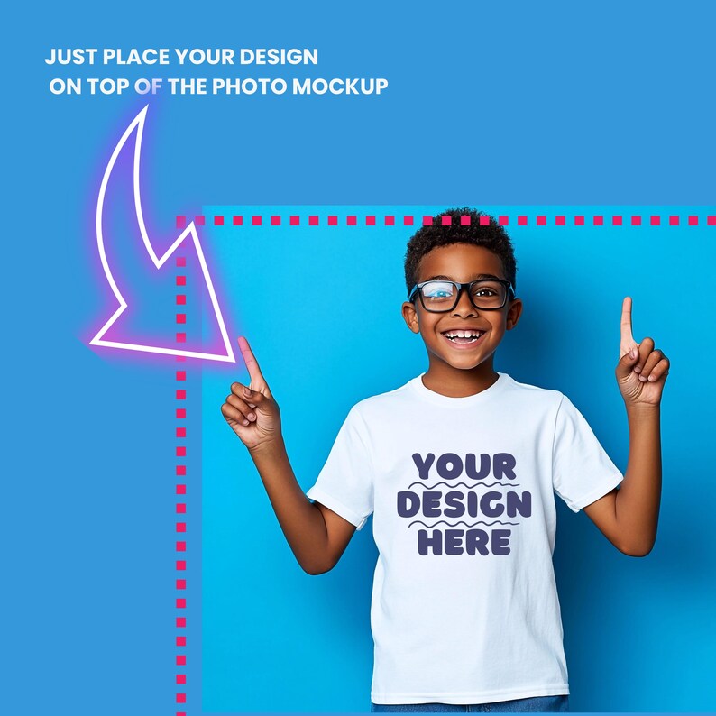 K&ouml;nnte beinhalten: Ein wei&szlig;es T-Shirt mit dem Text "YOUR DESIGN HERE" in Blau. Ein junges Kind tr&auml;gt das Shirt, l&auml;chelt und zeigt mit beiden H&auml;nden nach oben. Der Hintergrund ist hellblau.