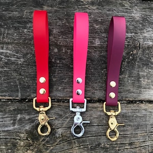 Puede incluir: Tres correas para perros con diferentes colores de correas y cierres dorados. Las correas son roja, rosa y burdeos.