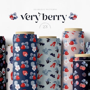Puede incluir: Una colección de rollos de tela con varios patrones de bayas. Los patrones presentan fresas, arándanos, frambuesas y moras en tonos de rojo, azul y blanco. Los rollos de tela están etiquetados como "very berry" y "23 patrones sin costuras".