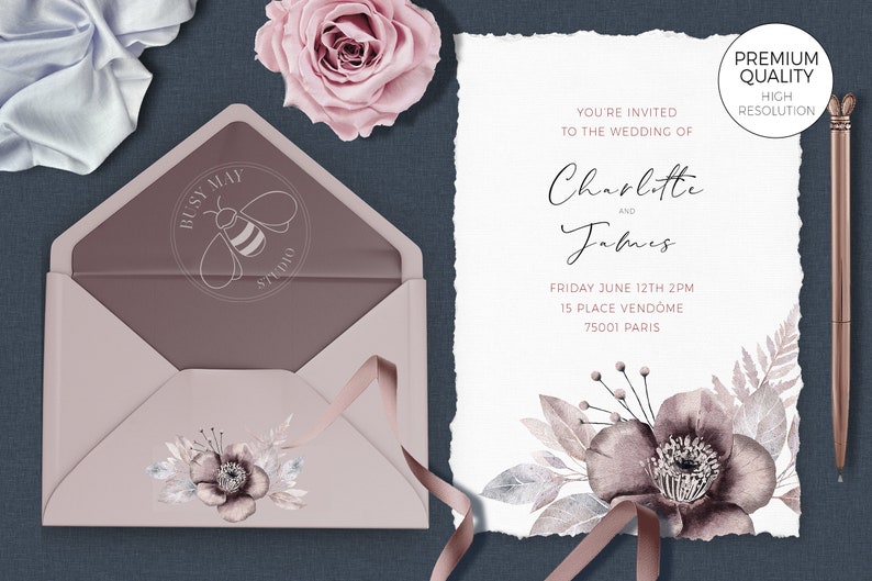 Puede incluir: Una invitaci&oacute;n de boda con un dise&ntilde;o floral de acuarela en tonos grises y rosas. La invitaci&oacute;n es para Charlotte y James, y establece la fecha y hora de la boda como el viernes 12 de junio a las 2 PM. La ubicaci&oacute;n es 15 Place Vendome, 75001 Par&iacute;s. La invitaci&oacute;n est&aacute; impresa en papel texturizado con un borde desgarrado.