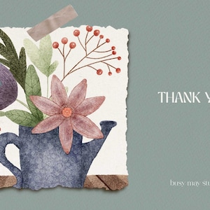 Pode incluir: Uma ilustra&ccedil;&atilde;o em aquarela de um regador azul cheio de flores. As flores s&atilde;o rosa, roxas e verdes. O regador est&aacute; sobre uma superf&iacute;cie de madeira. O fundo &eacute; de cor azul claro. O texto "THANK YOU!" est&aacute; escrito em branco no lado direito da imagem. O texto "busy may studio" est&aacute; escrito em branco na parte inferior da imagem.