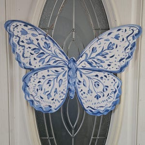 Colgante de puerta con mariposa estilo chinoiserie: decoración primaveral en azul y blanco