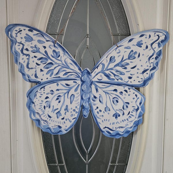 Colgante de puerta con mariposa estilo chinoiserie: decoración primaveral en azul y blanco