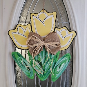 Tulip Door Hanger: Spring Burlap Decor