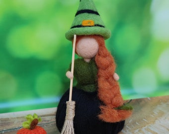 Needle felted witch, Halloween witch, witch figurine, Felt witch, Halloween decoration, mini pumpkin, autumn witch, waldorf inspired