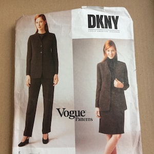 Pode incluir: Um padrão de costura para uma jaqueta e uma saia, com uma modelo vestindo uma jaqueta e uma saia pretas. O padrão é da Vogue Patterns e foi projetado pela DKNY.